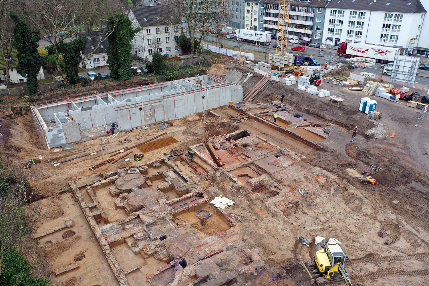 Im Hintergrund entstehen bereits die Kellerräume der Feuerwache während die archäologischen Untersuchungen noch laufen.