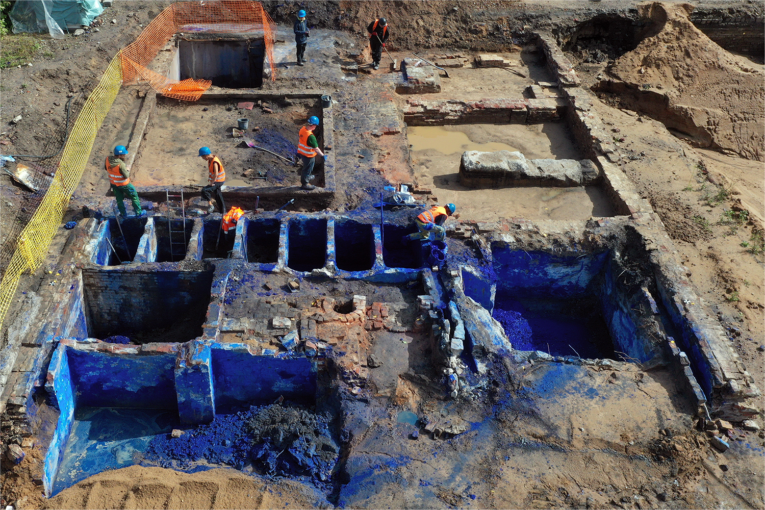 Die Reste des gewonnen Farbstoffes waren auf der Baustelle allgegenwärtig.